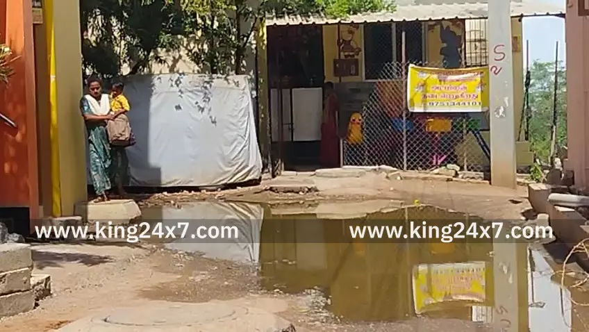 பள்ளியின் முன்பு கழிவுநீர்.  தொற்று நோய் பரவும் அபாயம்.