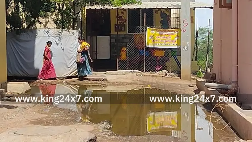 பள்ளியின் முன்பு கழிவுநீர்.  தொற்று நோய் பரவும் அபாயம்.