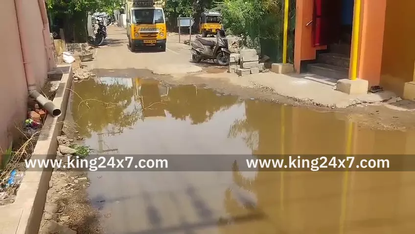 பள்ளியின் முன்பு கழிவுநீர்.  தொற்று நோய் பரவும் அபாயம்.