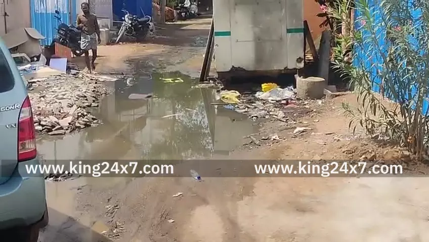 பள்ளியின் முன்பு கழிவுநீர்.  தொற்று நோய் பரவும் அபாயம்.