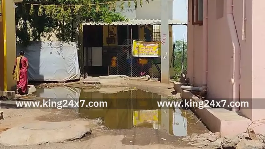 பள்ளியின் முன்பு கழிவுநீர்.  தொற்று நோய் பரவும் அபாயம்.