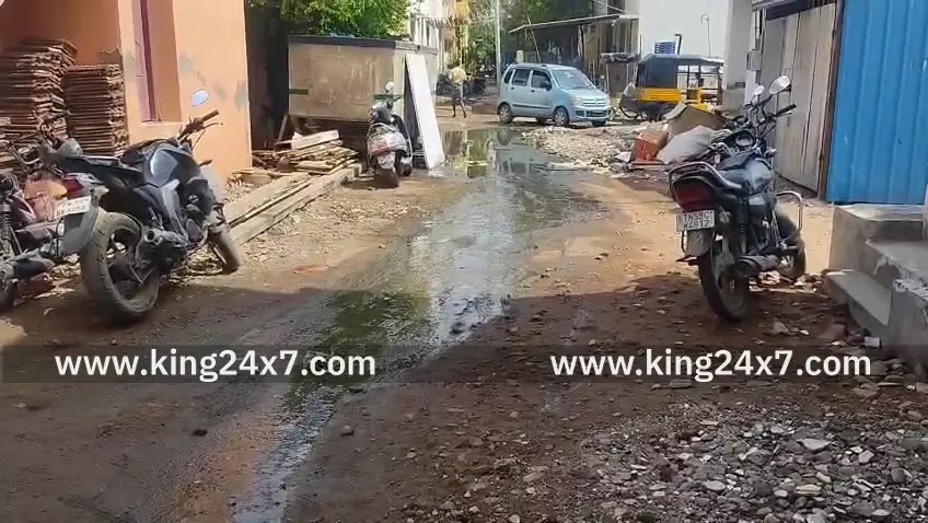 பள்ளியின் முன்பு கழிவுநீர்.  தொற்று நோய் பரவும் அபாயம்.