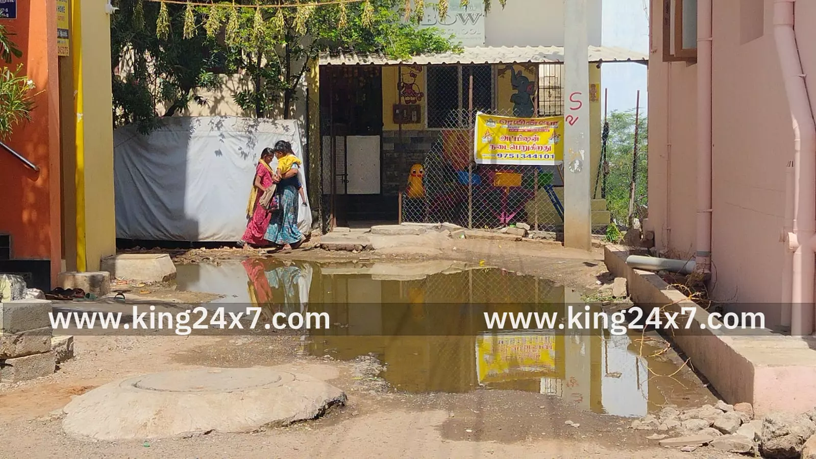 பள்ளியின் முன்பு கழிவுநீர்.  தொற்று நோய் பரவும் அபாயம்.