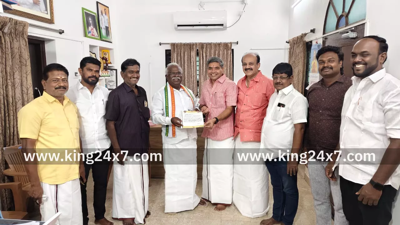 எம்பியிடம் மனு வழங்கிய திமுக மாநகர செயலாளர் எம்பியிடம் மனு வழங்கிய திமுக மாநகர செயலாளர்