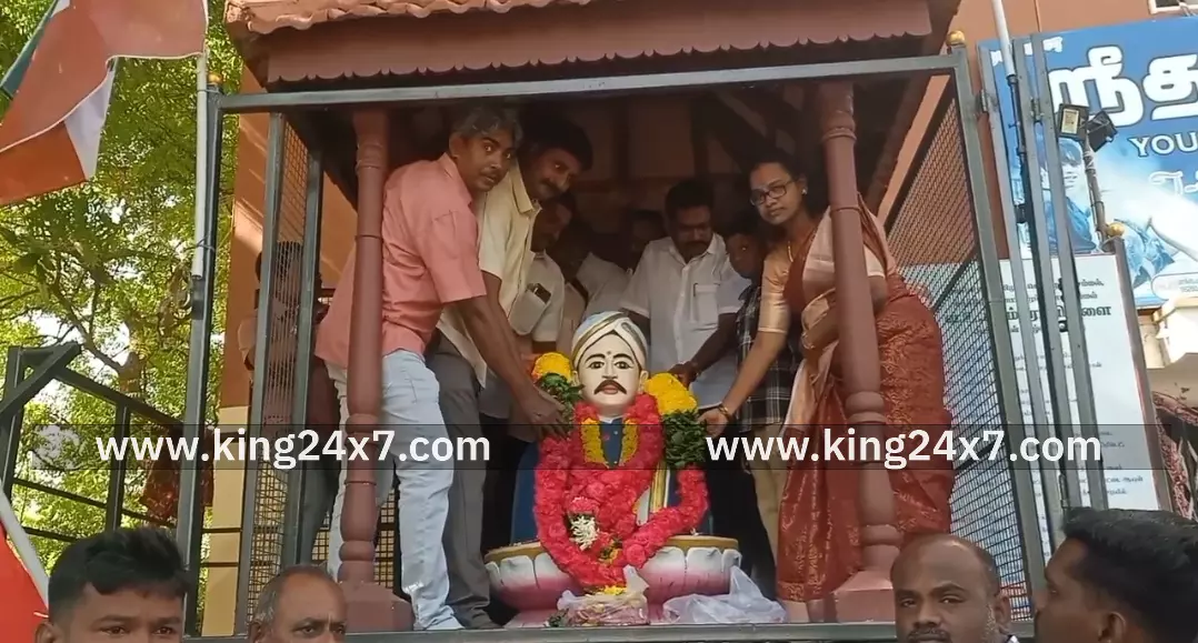 வ உ சிக்கு வீரவணக்கம் செலுத்திய நாம் தமிழர் கட்சியினர். வ உ சிக்கு வீரவணக்கம் செலுத்திய நாம் தமிழர் கட்சியினர்.