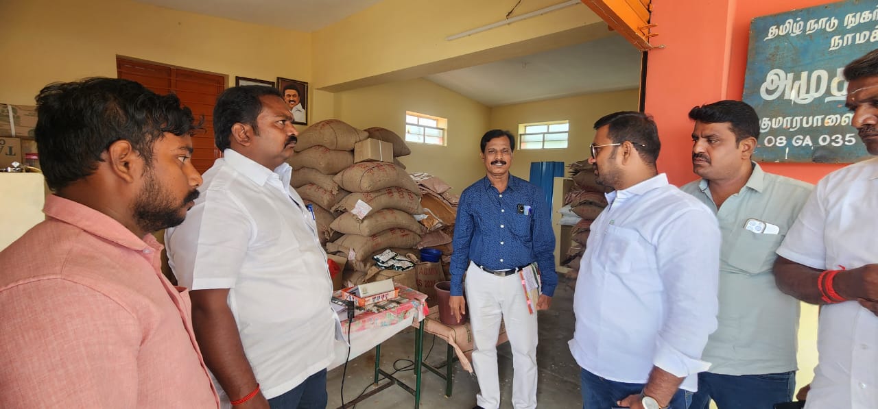 நியாய விலை கடையை ஆய்வு செய்த நகர மன்ற தலைவர்