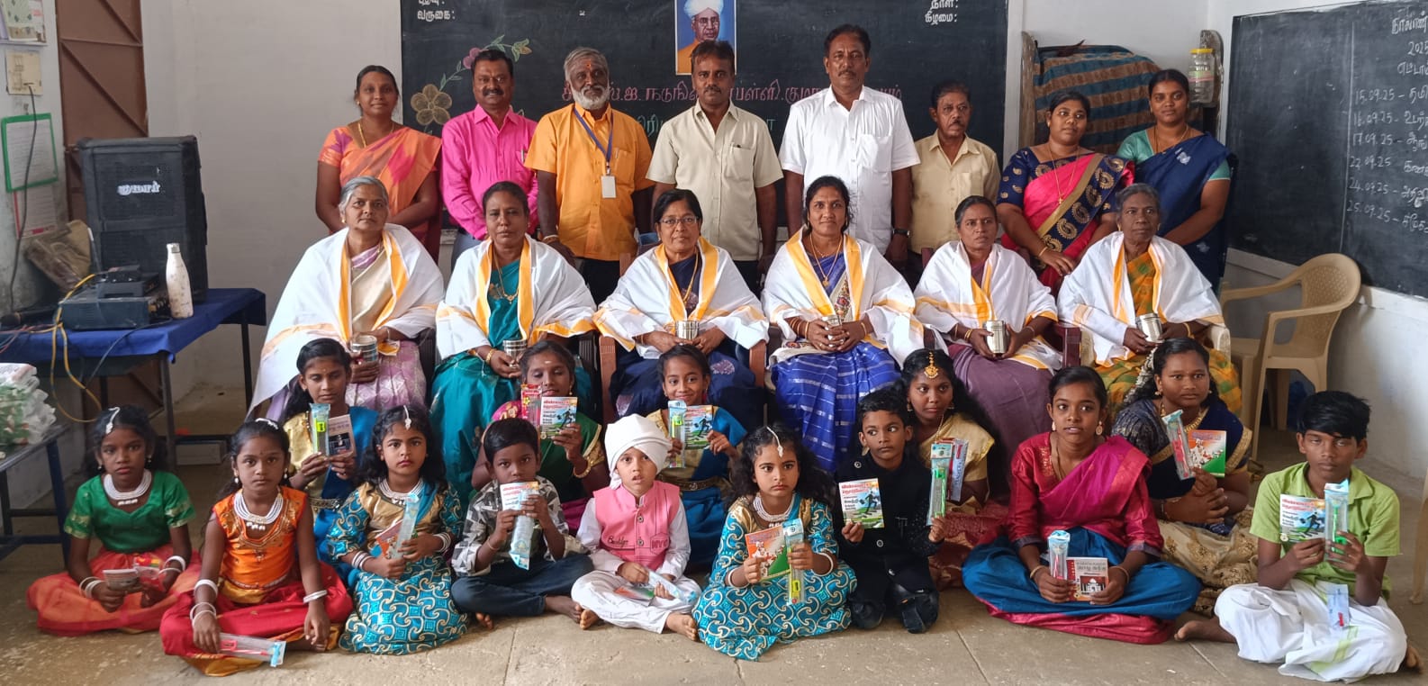 அரசு உதவி பெறும் பள்ளியில் ஆசிரியர் தின விழா