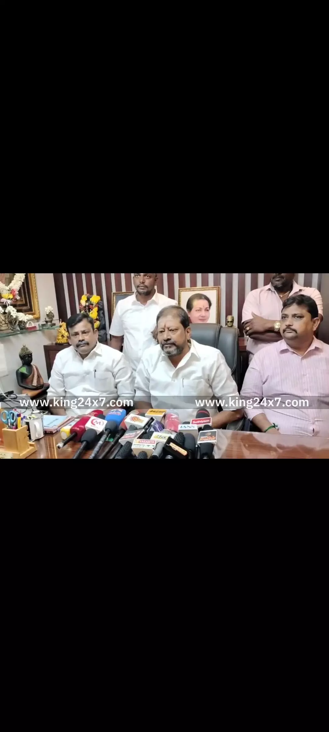 அதிமுக பொது செயலாளர் எடப்பாடி கட்சியில் அனைவரையும் ஒருங்கிணைக்கவில்லை என்றால், அதிமுக பிளவுபட்டு இரு அணியாகப் பிரிந்து தேர்தலில் வாக்கு சேகரிக்கப்படும், அதிமுக பொது செயலாளர் எடப்பாடி கட்சியில் அனைவரையும் ஒருங்கிணைக்கவில்லை என்றால், அதிமுக பிளவுபட்டு இரு அணியாகப் பிரிந்து தேர்தலில் வாக்கு சேகரிக்கப்படும்,