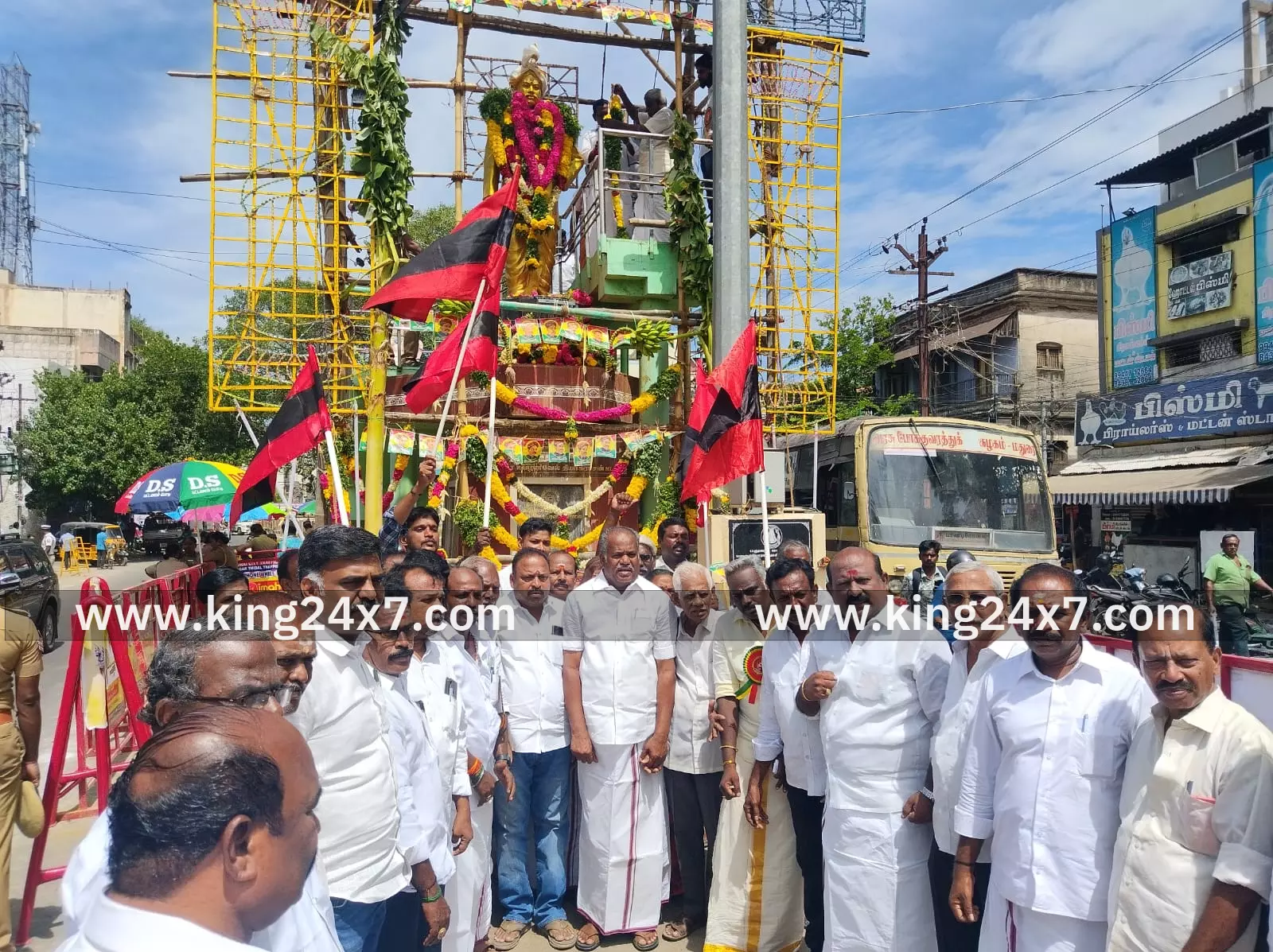 வ உ சி சிலைக்கு மாலை அணிவித்த அனைத்து கட்சி தலைவர்கள்