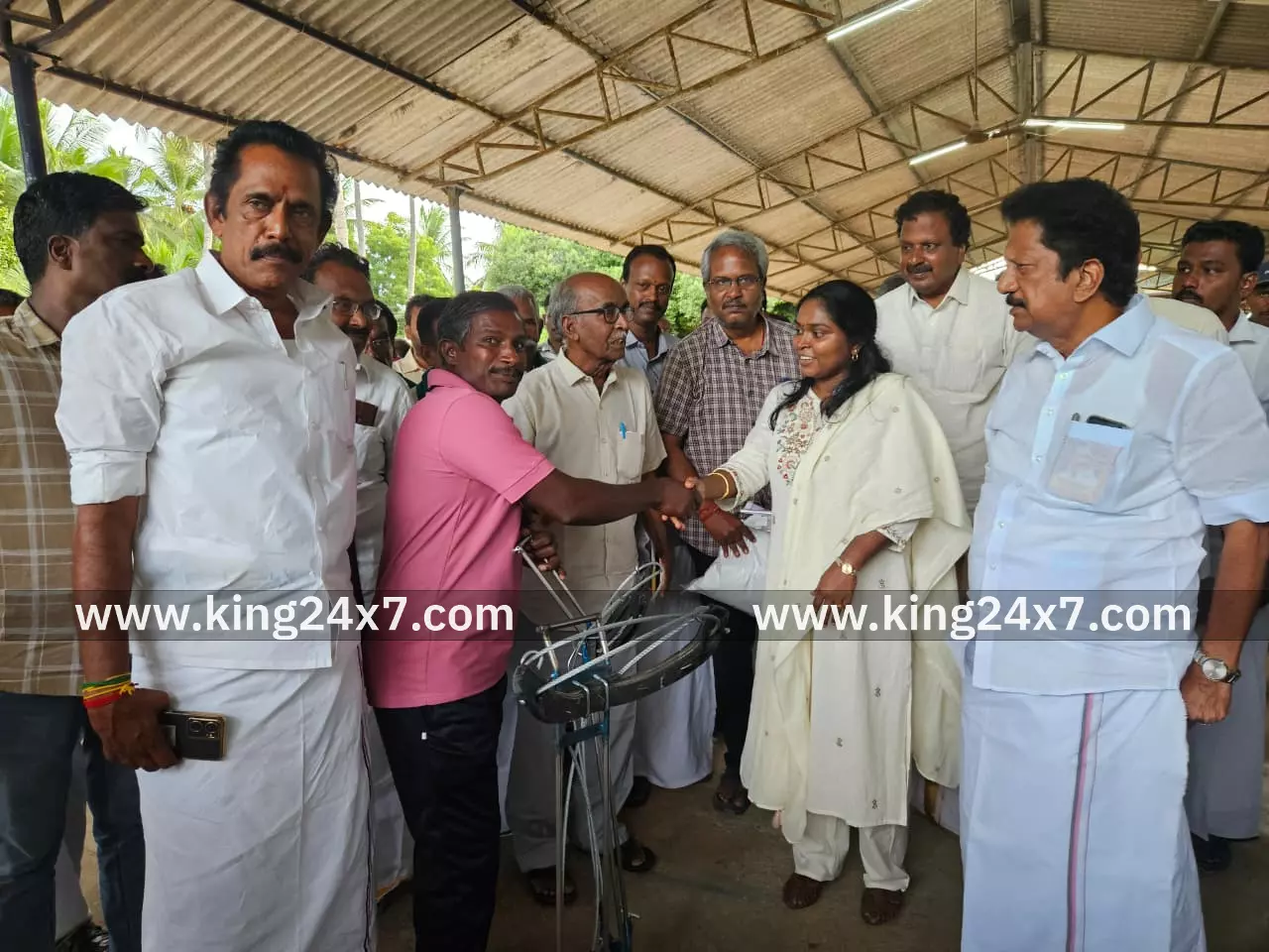 ரேஷன் கடைகளில் தேங்காய் எண்ணெய் விநியோகம் தொடர்பான விவசாயிகளின் கோரிக்கை முதல்வரின் கவனத்துக்கு கொண்டு செல்லப்படும் - ஆட்சியர் 