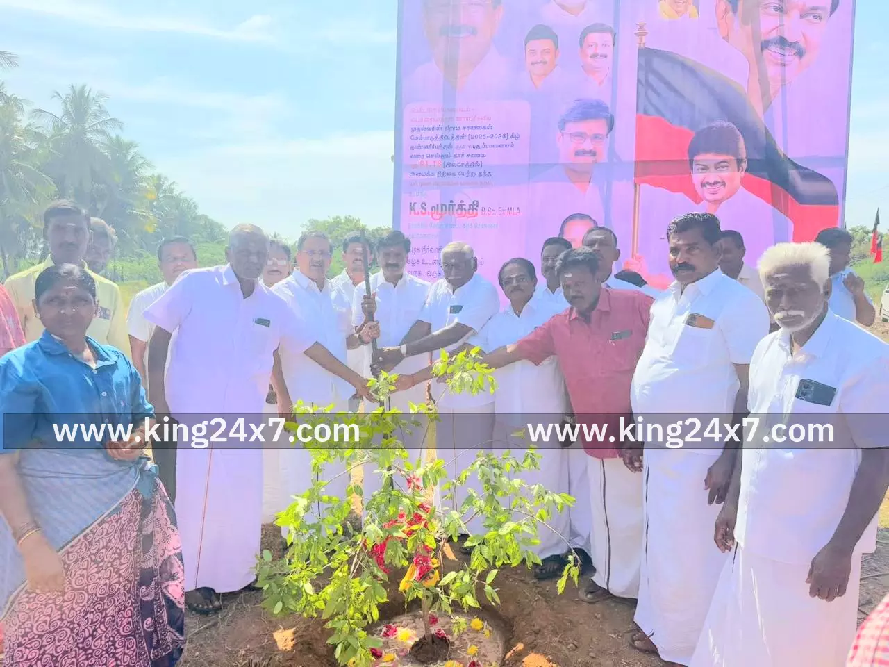 வடகரை ஆத்தூர் ஊராட்சியில் தார் சாலை அமைக்க பூமி பூஜை.