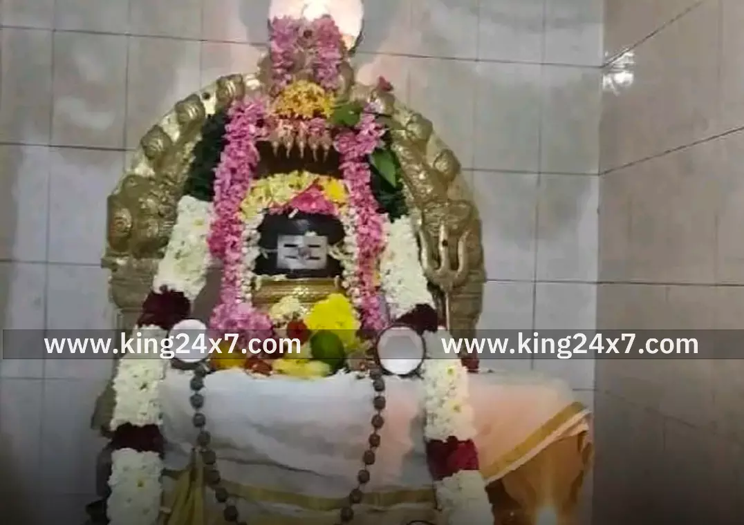 சிவன் கோவிலில் சிறப்பு பூஜை செய்து வழிபாடு! சிவன் கோவிலில் சிறப்பு பூஜை செய்து வழிபாடு!