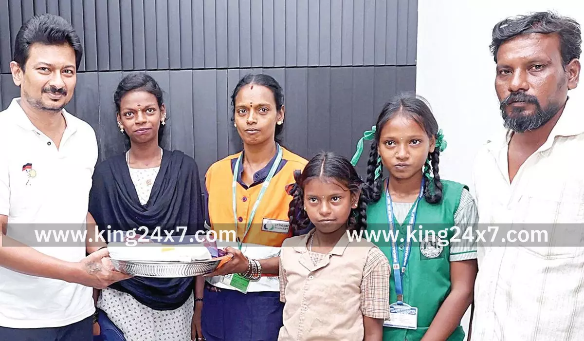 பணியின்போது கண்டெடுத்த நகையை நேர்மையுடன் ஒப்படைத்த தூய்மைப் பணியாளர்: முதல்வர் பாராட்டு பணியின்போது கண்டெடுத்த நகையை நேர்மையுடன் ஒப்படைத்த தூய்மைப் பணியாளர்: முதல்வர் பாராட்டு