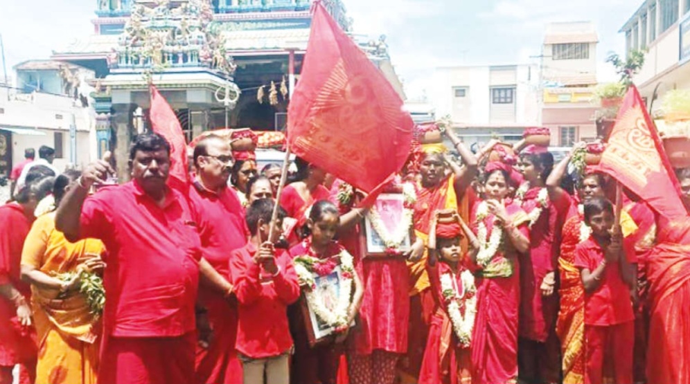 ஆதிபராசக்தி மன்றத்தினர் கஞ்சிக்கலை ஊர்வலம்