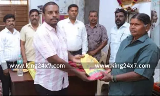 ஊத்தங்கரை அருகே வெங்கடதாம்பட்டி தூய்மை பணியாளர்களுக்கு பாராட்டு.