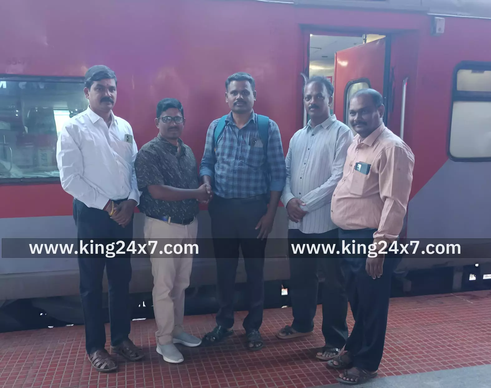 விருது பெற்று வந்த ஆசிரியருக்கு வரவேற்பு