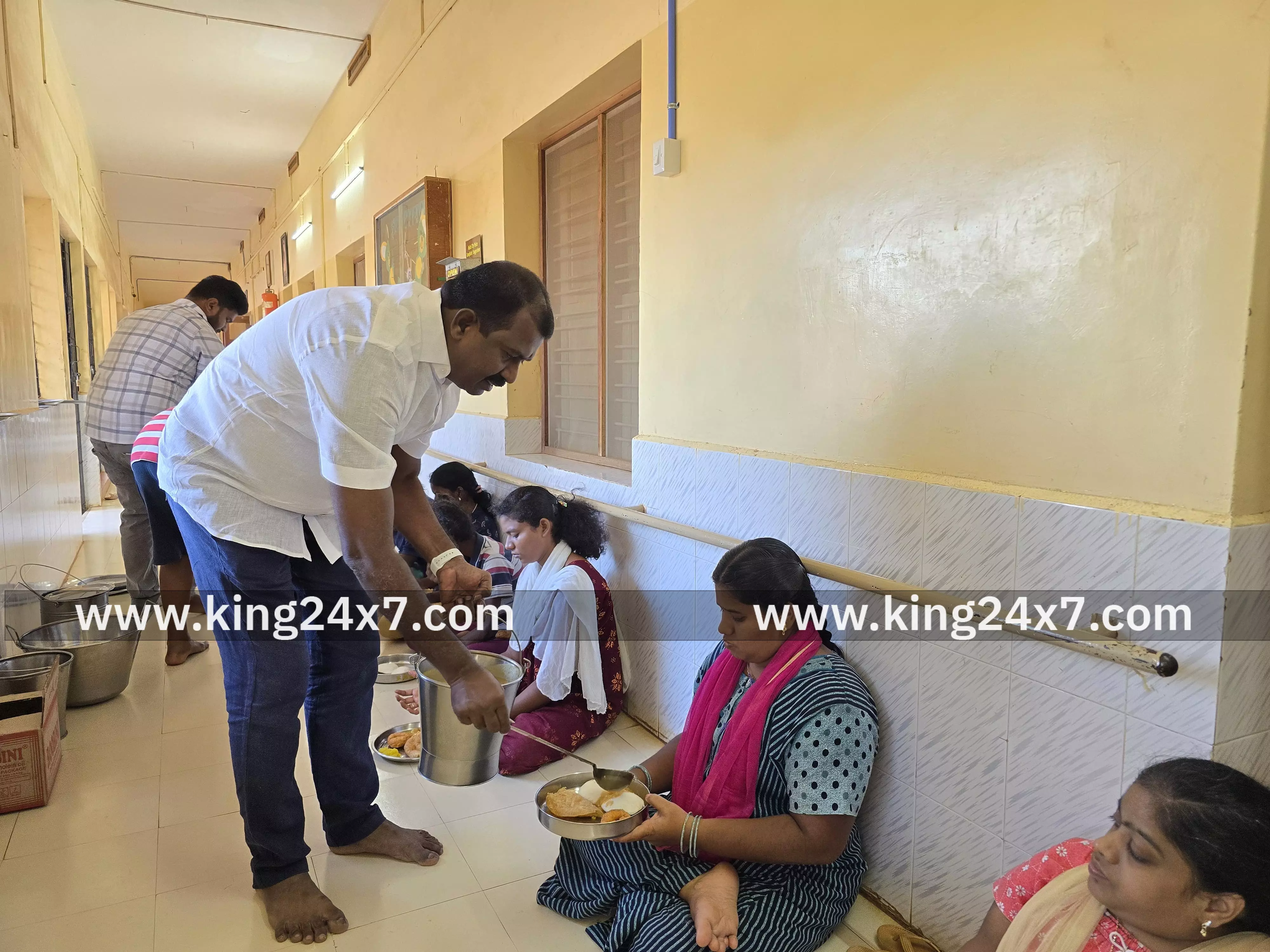 ஊனமுற்றவர்களுக்கு உணவு வழங்கிய துணை மேயர் ஊனமுற்றவர்களுக்கு உணவு வழங்கிய துணை மேயர்