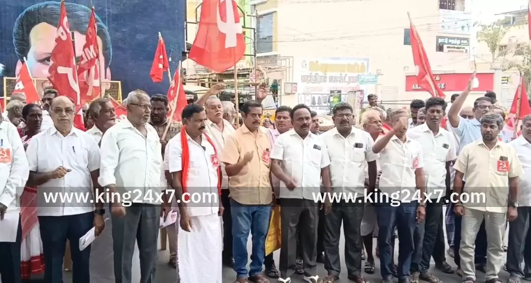 அமெரிக்காவின் 50 சதவீத வரியை ரத்து செய்ய இடதுசாரி கட்சிகள் சார்பில் கரூரில் ஆர்ப்பாட்டம் அமெரிக்காவின் 50 சதவீத வரியை ரத்து செய்ய இடதுசாரி கட்சிகள் சார்பில் கரூரில் ஆர்ப்பாட்டம்