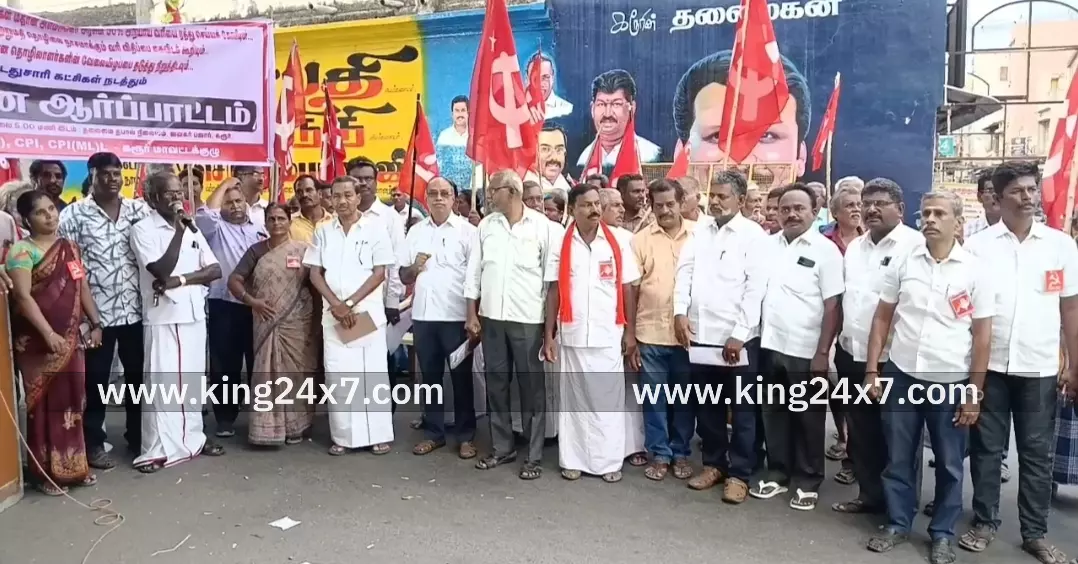 அமெரிக்காவின் 50 சதவீத வரியை ரத்து செய்ய இடதுசாரி கட்சிகள் சார்பில் கரூரில் ஆர்ப்பாட்டம் அமெரிக்காவின் 50 சதவீத வரியை ரத்து செய்ய இடதுசாரி கட்சிகள் சார்பில் கரூரில் ஆர்ப்பாட்டம்