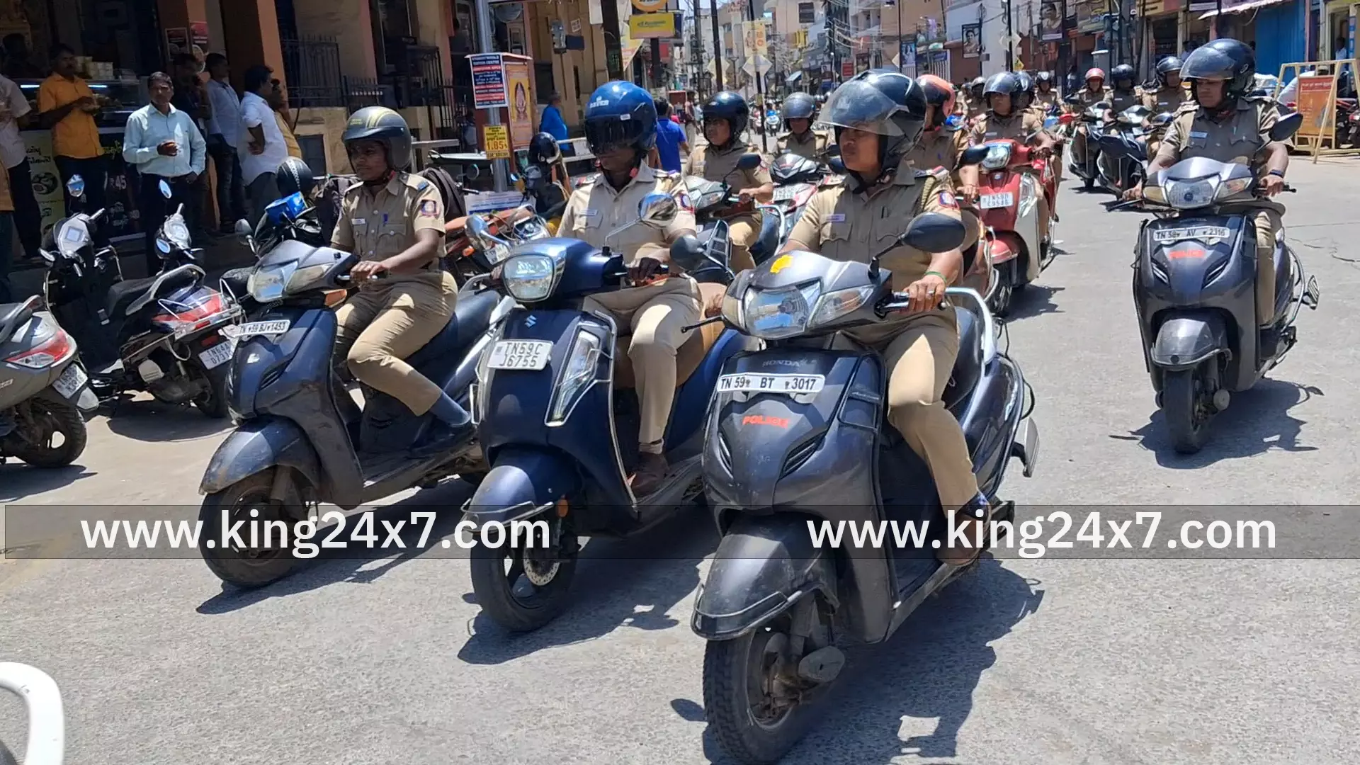 போலீசாரின் இரு சக்கர வாகன பேரணி போலீசாரின் இரு சக்கர வாகன பேரணி