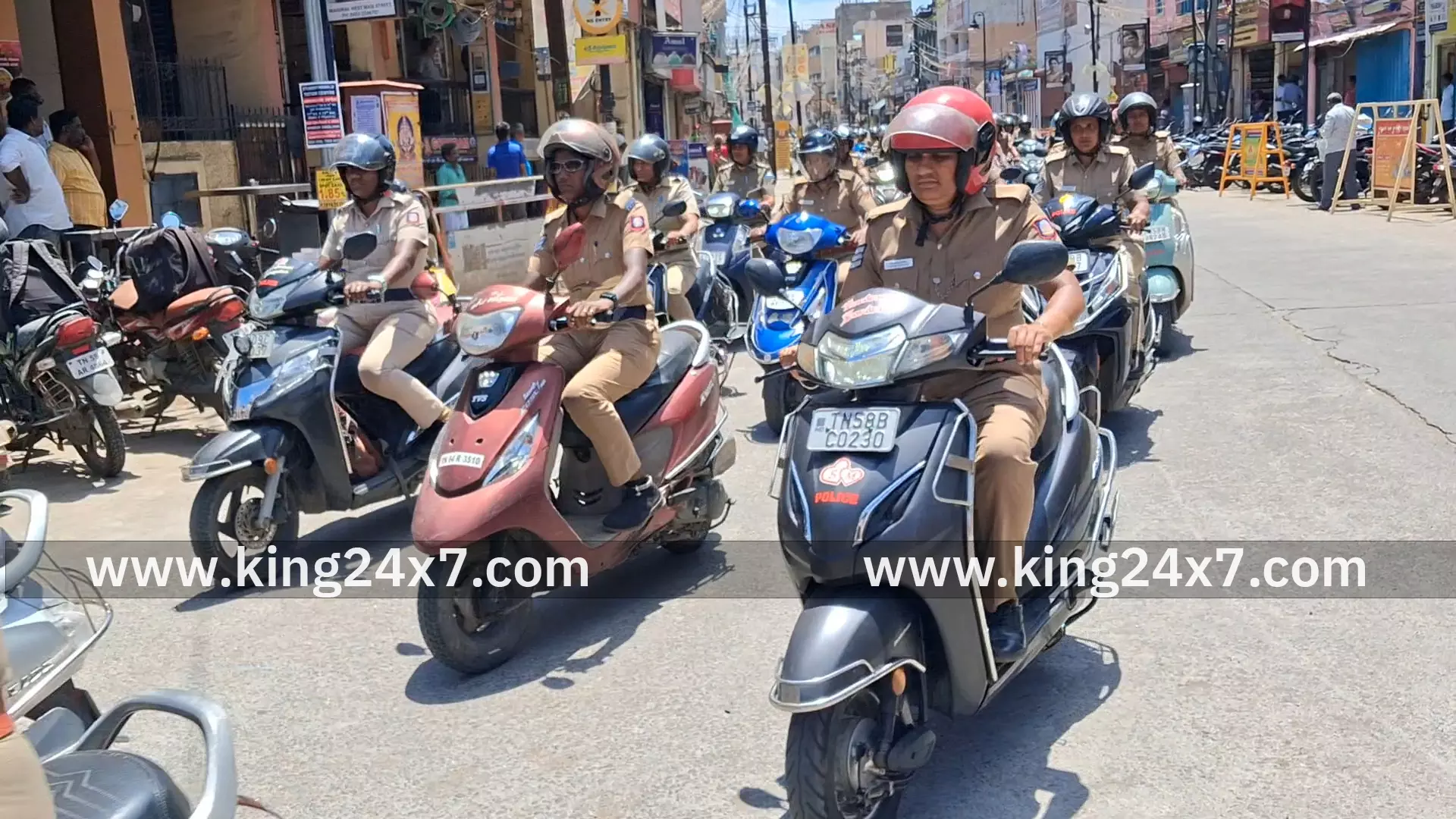 போலீசாரின் இரு சக்கர வாகன பேரணி போலீசாரின் இரு சக்கர வாகன பேரணி