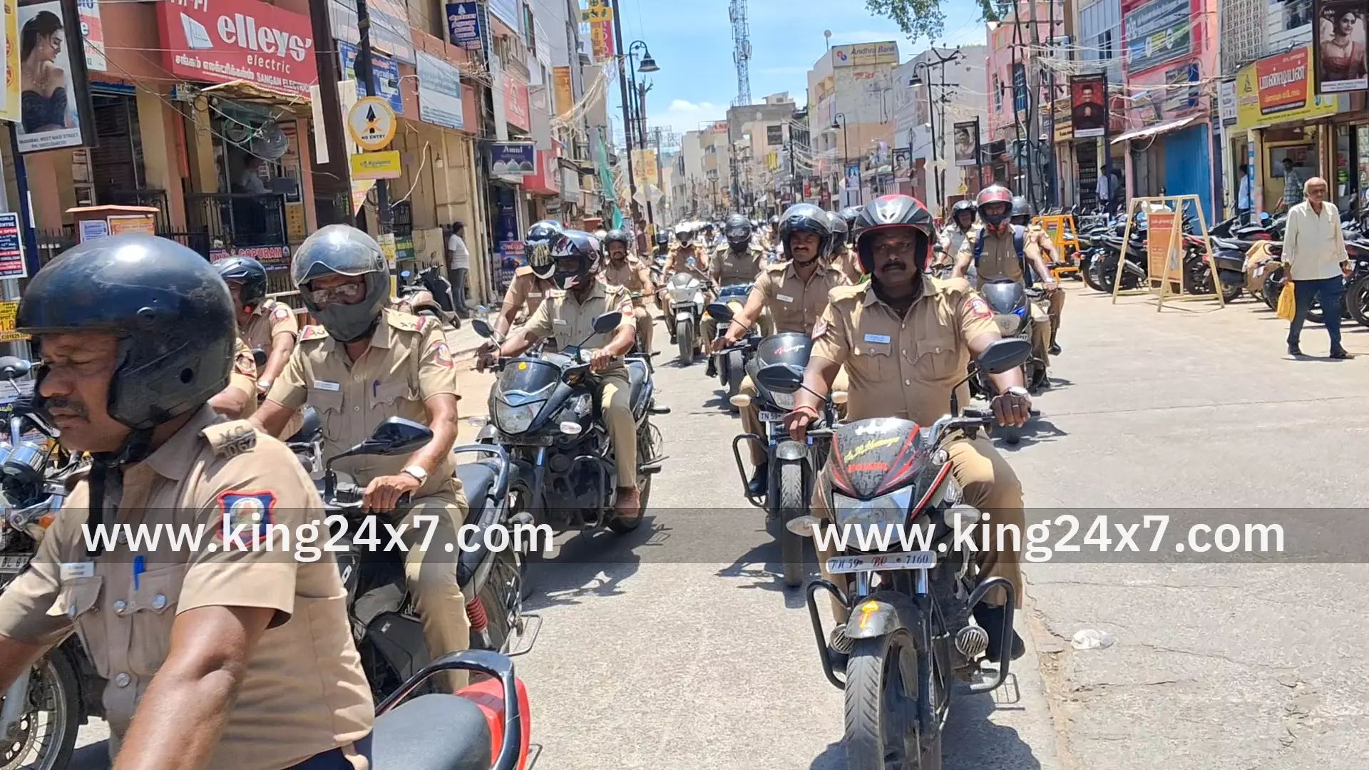 போலீசாரின் இரு சக்கர வாகன பேரணி போலீசாரின் இரு சக்கர வாகன பேரணி