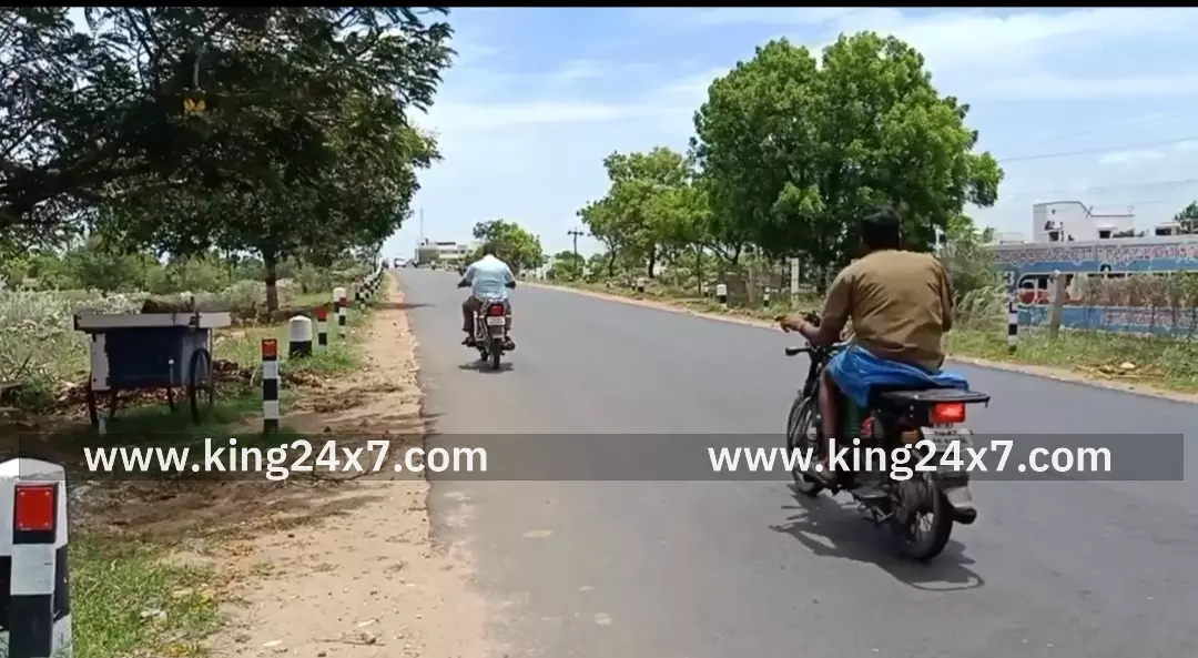 நரிக்கட்டியூர் அருகே டூவீலர்கள் நேருக்கு நேர் மோதல். ஒருவர் படுகாயம். நரிக்கட்டியூர் அருகே டூவீலர்கள் நேருக்கு நேர் மோதல். ஒருவர் படுகாயம்.