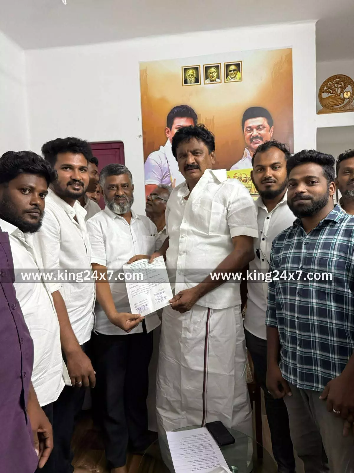 எம்எல்ஏவிடம் அடிப்படை வசதி கேட்டு மனு எம்எல்ஏவிடம் அடிப்படை வசதி கேட்டு மனு