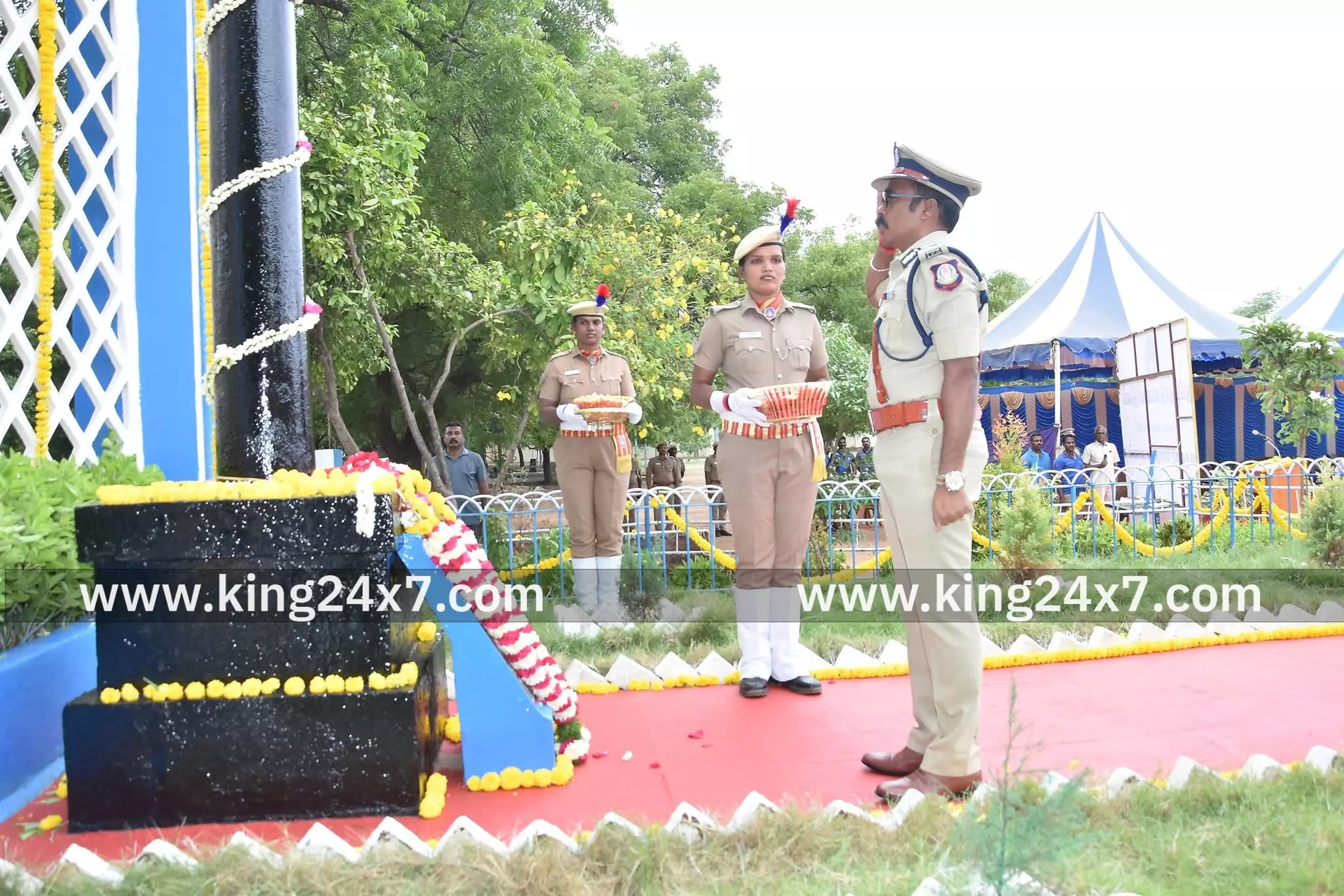 நீத்தார் நினைவு சின்னத்தில் மழை தூவி மரியாதை. நீத்தார் நினைவு சின்னத்தில் மழை தூவி மரியாதை.