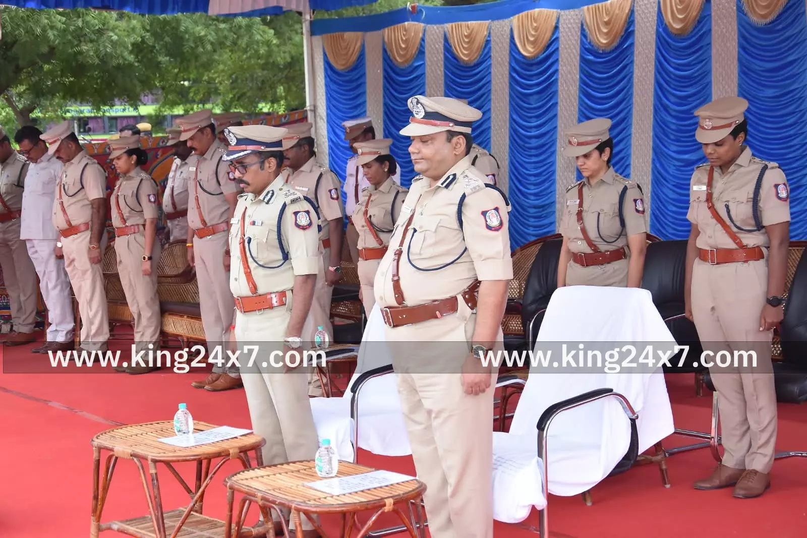 நீத்தார் நினைவு சின்னத்தில் மழை தூவி மரியாதை. நீத்தார் நினைவு சின்னத்தில் மழை தூவி மரியாதை.