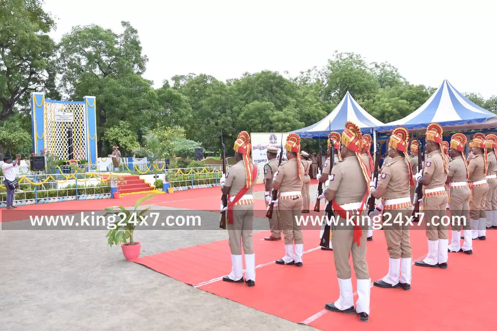 நீத்தார் நினைவு சின்னத்தில் மழை தூவி மரியாதை. நீத்தார் நினைவு சின்னத்தில் மழை தூவி மரியாதை.