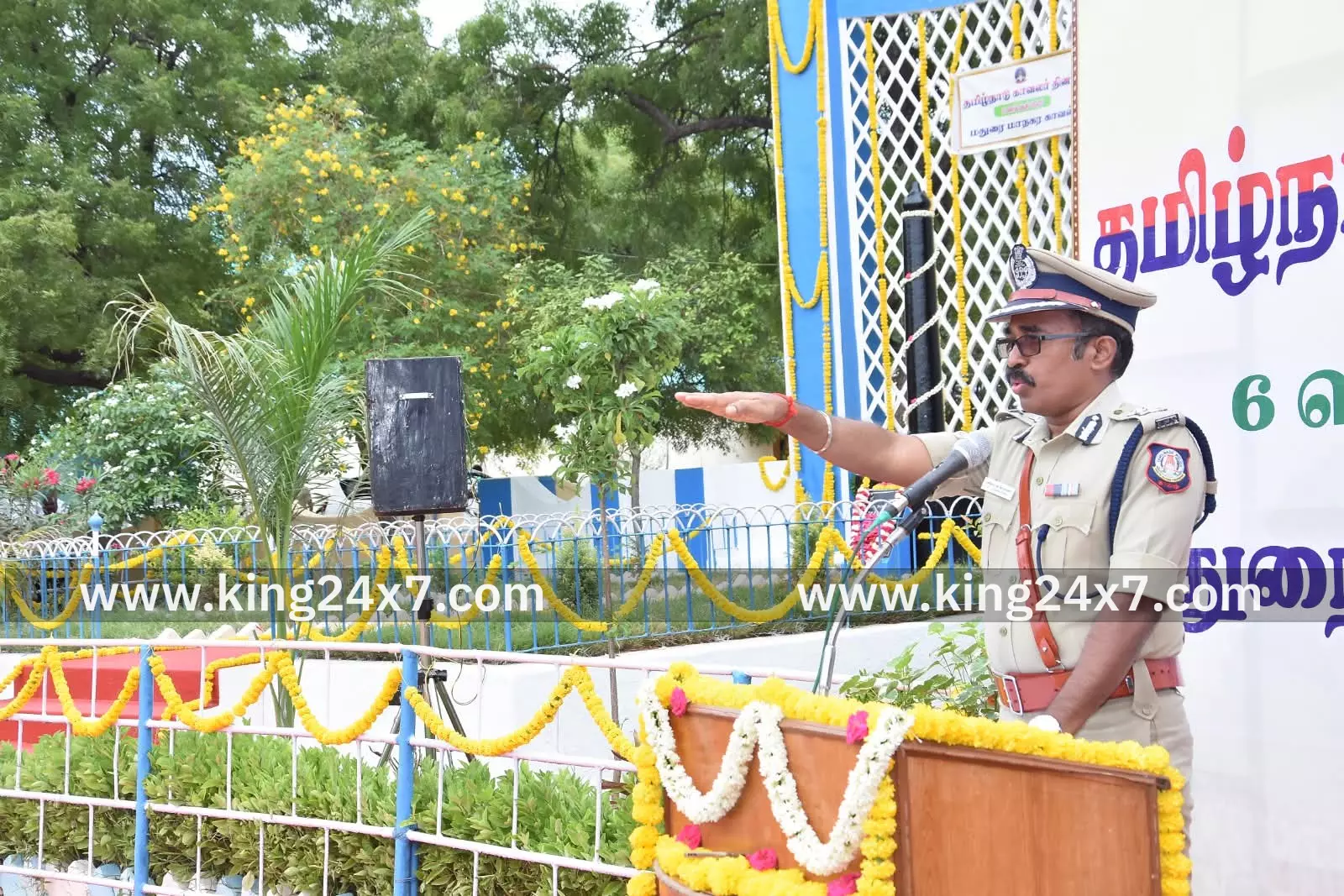 நீத்தார் நினைவு சின்னத்தில் மழை தூவி மரியாதை. நீத்தார் நினைவு சின்னத்தில் மழை தூவி மரியாதை.