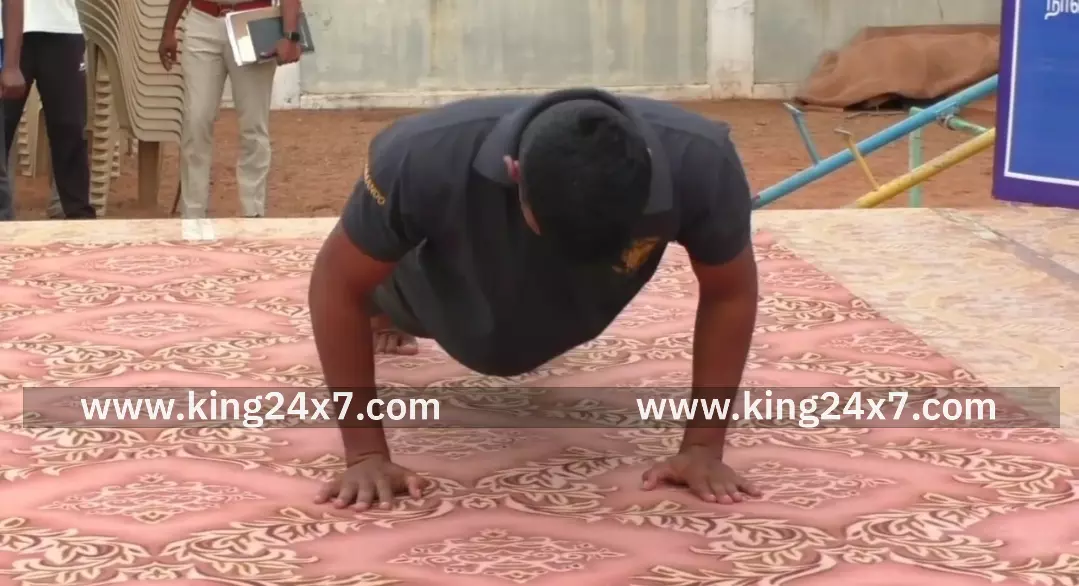 கரூர்- காவலர் தினம்-தண்டால் போட்டியில் SP பங்கேற்று துவக்கி வைத்தார். கரூர்- காவலர் தினம்-தண்டால் போட்டியில் SP பங்கேற்று துவக்கி வைத்தார்.