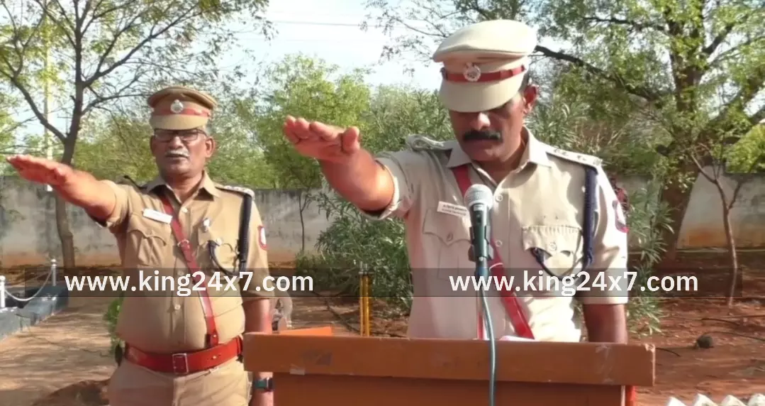 கரூர்- காவலர் தினம்-தண்டால் போட்டியில் SP பங்கேற்று துவக்கி வைத்தார். கரூர்- காவலர் தினம்-தண்டால் போட்டியில் SP பங்கேற்று துவக்கி வைத்தார்.