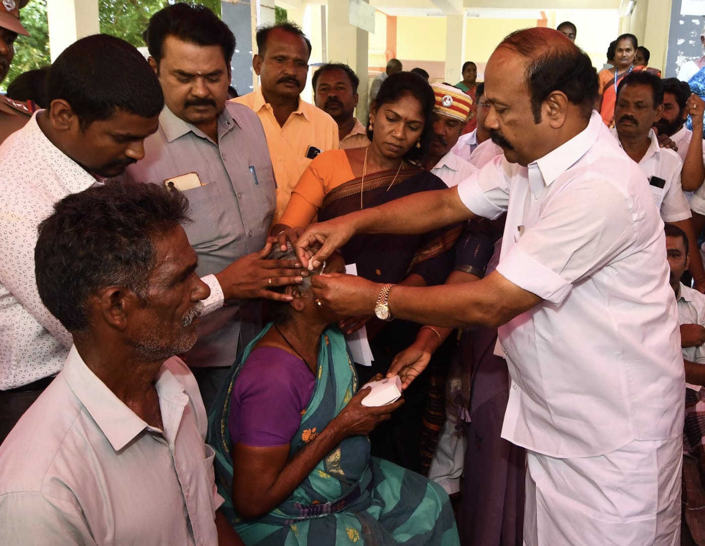 சிறப்பு மருத்துவ முகாமினை பார்வையிட்ட அமைச்சர்