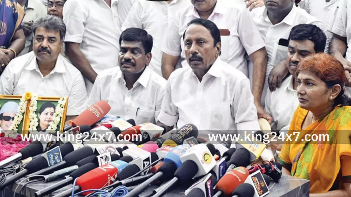 கட்சிப் பொறுப்புகளில் இருந்து செங்கோட்டையன் விடுவிப்பு: எடப்பாடி பழனிசாமி அதிரடி கட்சிப் பொறுப்புகளில் இருந்து செங்கோட்டையன் விடுவிப்பு: எடப்பாடி பழனிசாமி அதிரடி