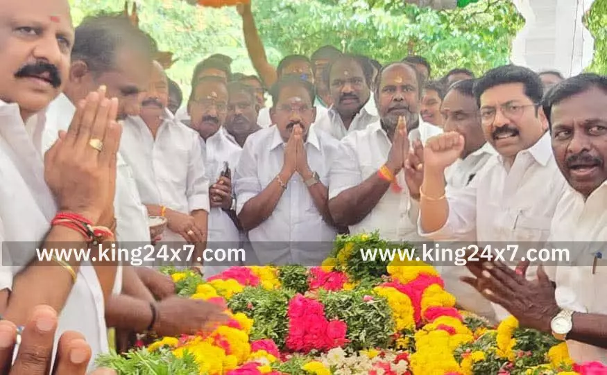 முக்கிய தேவர் நினைவிடத்தில் அதிமுக வின்னர் மரியாதை முக்கிய தேவர் நினைவிடத்தில் அதிமுக வின்னர் மரியாதை