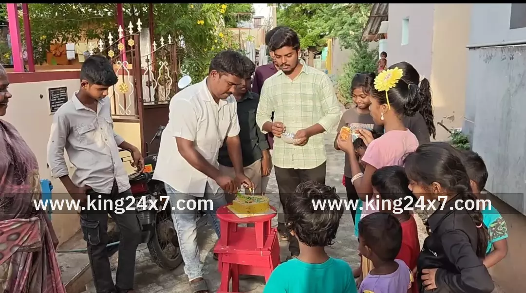 சிவகாசி மாநகராட்சியில் 15 ஆண்டுகளுக்குப் பின் சாலை அமைக்கப்பட்டதால்  பட்டாசுகள் வெடித்தும், கேக் வெட்டியும் கொண்டாடி மகிழ்ச்சியை வெளிப்படுத்திய பொதுமக்கள்