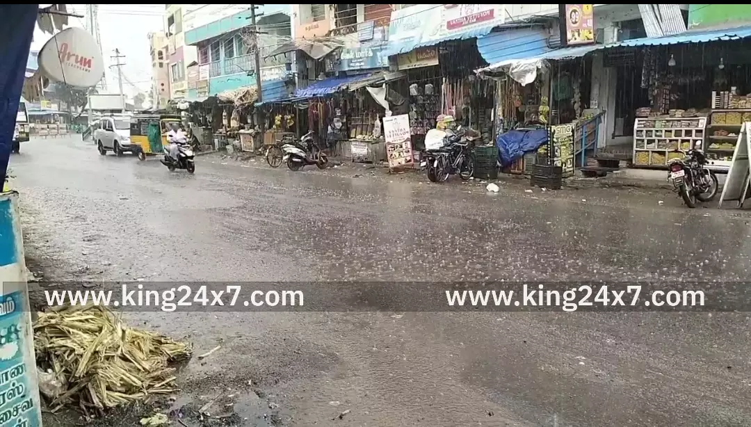 திருச்சுழி சுற்றுவட்டாரப் பகுதிகளில் மாலை வேளையில் திடீரென பெய்த மழையால் வியாபாரிகள், பொதுமக்களின் இயல்பு வாழ்க்கை பாதிப்பு* திருச்சுழி சுற்றுவட்டாரப் பகுதிகளில் மாலை வேளையில் திடீரென பெய்த மழையால் வியாபாரிகள், பொதுமக்களின் இயல்பு வாழ்க்கை பாதிப்பு*