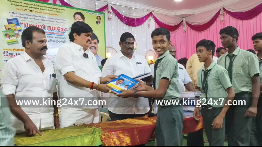 திருத்தங்கல் பகுதியில் 12  வது நாளாக 10,11 மற்றும் 12 -ம் வகுப்பு மாணவர்களுக்கு வெற்றி நமதே என்ற இலவச கையெடை அதிமுக முன்னாள் அமைச்சர் ராஜேந்திரபாலாஜி வழங்கினார்