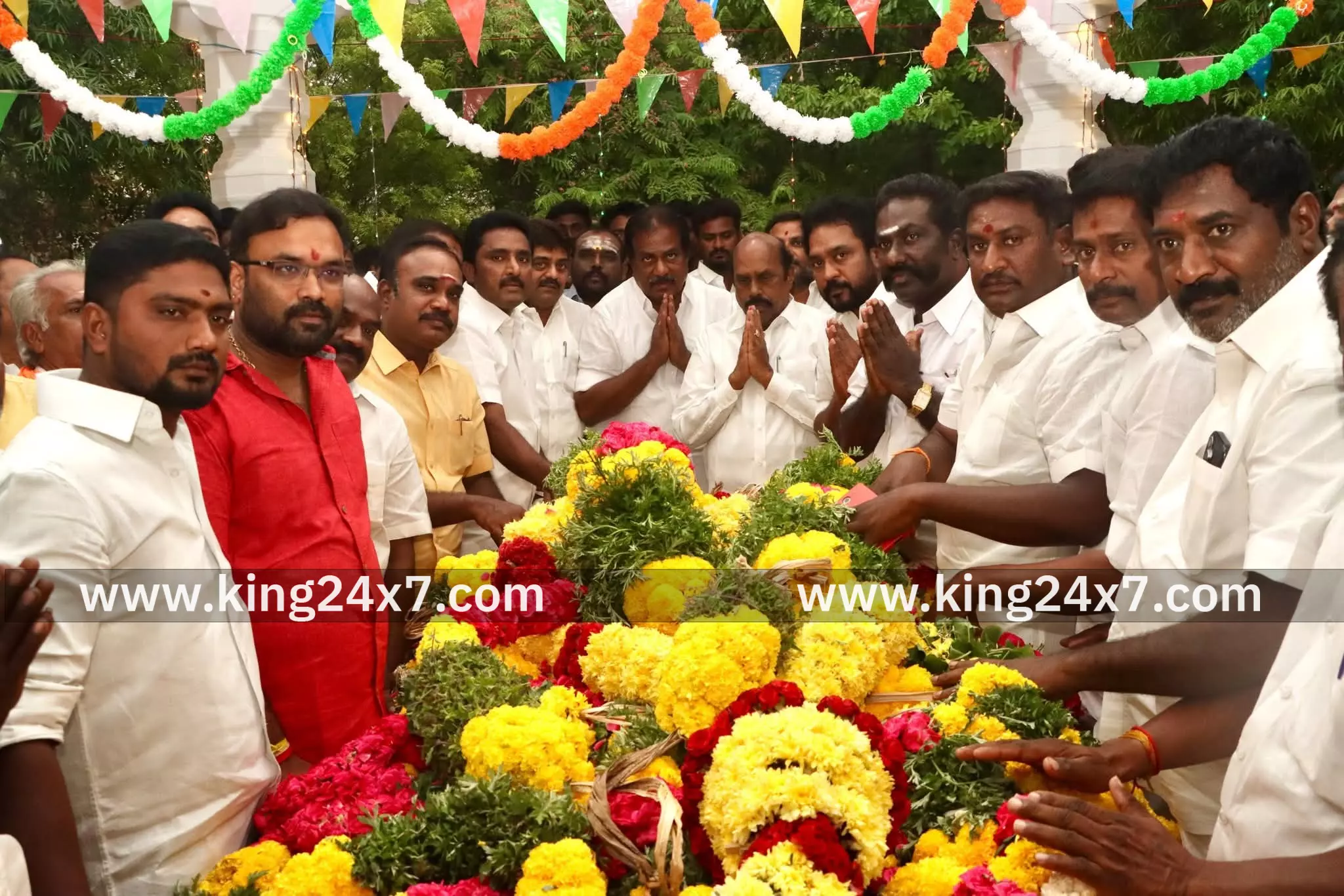 மூக்கையா தேவரின் நினைவிடத்தில் மரியாதை செலுத்திய அமைச்சர்கள்.