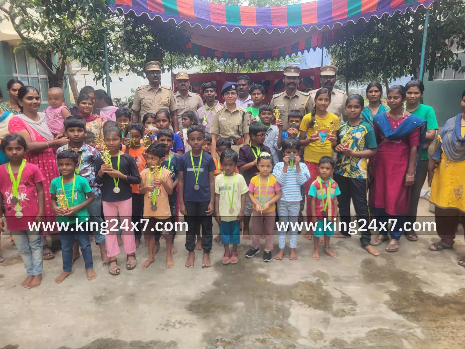 காங்கேயம் காவலர் குடியிருப்பில் ‘காவலர் தினம்’ கொண்டாட்டம் - விளையாட்டு போட்டிகள் நடத்தி பரிசுகள் வழங்கிய ஏ.எஸ்.பி. காங்கேயம் காவலர் குடியிருப்பில் ‘காவலர் தினம்’ கொண்டாட்டம் - விளையாட்டு போட்டிகள் நடத்தி பரிசுகள் வழங்கிய ஏ.எஸ்.பி.