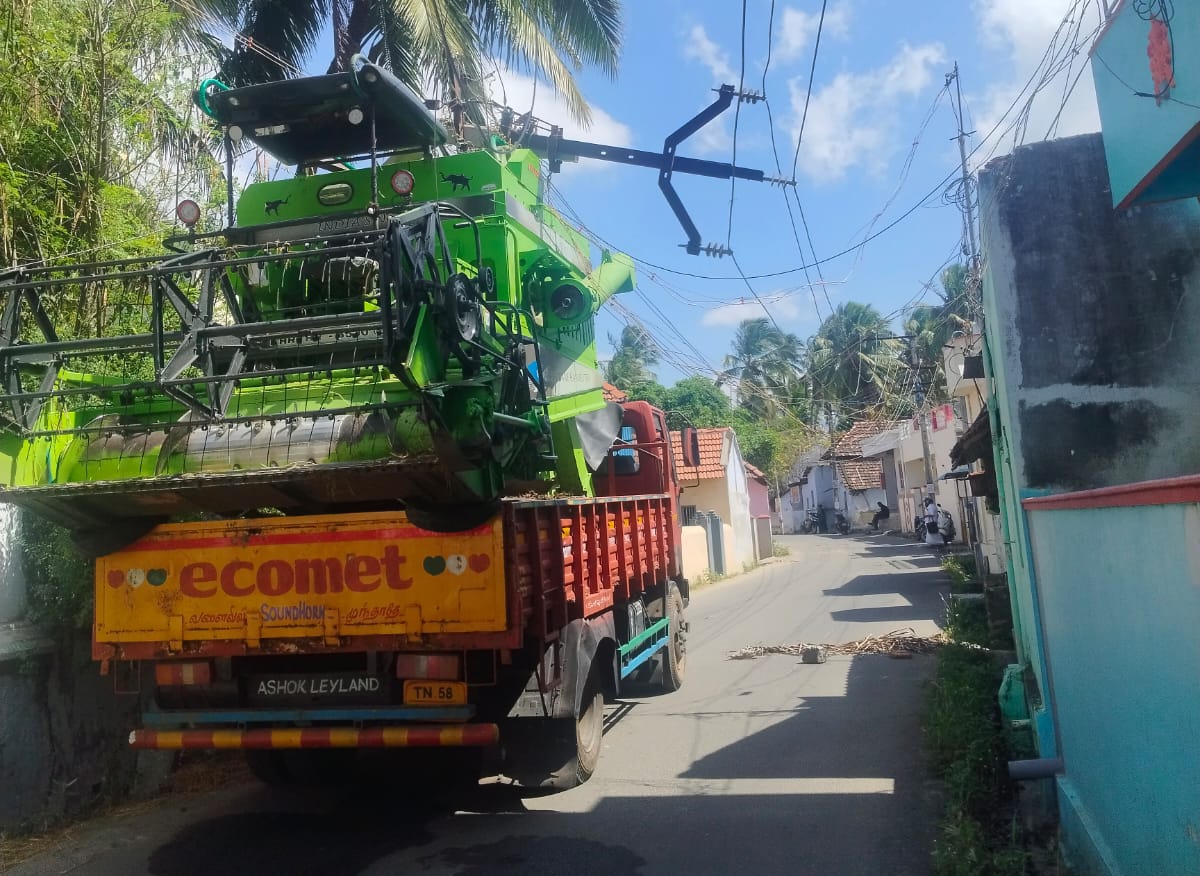 குமரி : அறுவடை இயந்திரம் மின்கம்பத்தில் மோதல்