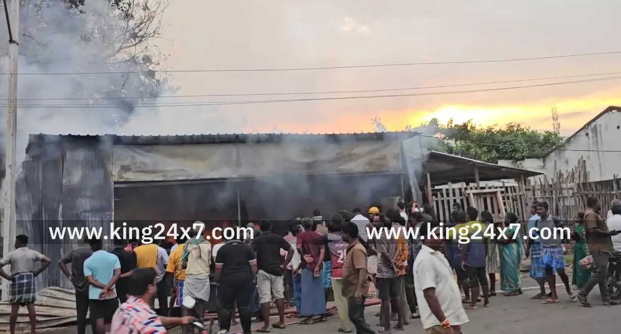 வாணியம்பாடியில் அதிகாலையில் திடீரென ஏற்பட்ட தீ விபத்தில் பல லட்சம் ரூபாய் மதிப்பிலான தேக்கு மரங்கள் மற்றும் இயந்திரங்கள் தீயில் எரிந்து சேதம் வாணியம்பாடியில் அதிகாலையில் திடீரென ஏற்பட்ட தீ விபத்தில் பல லட்சம் ரூபாய் மதிப்பிலான தேக்கு மரங்கள் மற்றும் இயந்திரங்கள் தீயில் எரிந்து சேதம்