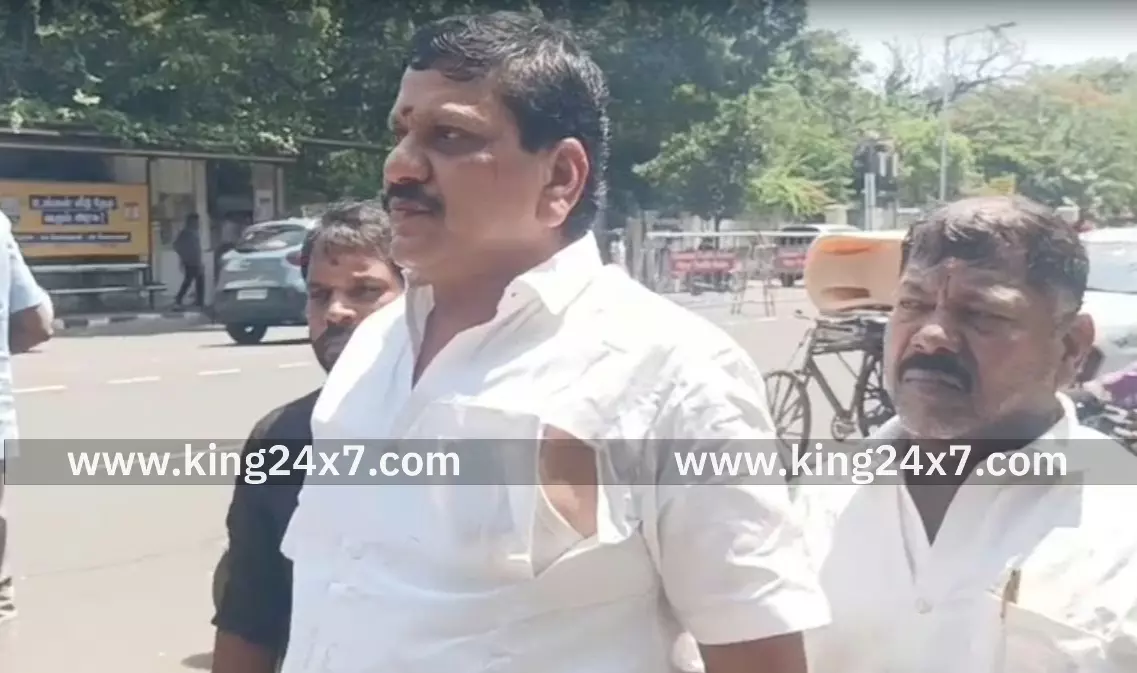 டிஜிபி அலுவலக வாசலில் ‘ஏர்போர்ட்’ மூர்த்தி மீது விசிகவினர் தாக்குதல்: இருதரப்பினர் மீதும் வழக்குப் பதிவு டிஜிபி அலுவலக வாசலில் ‘ஏர்போர்ட்’ மூர்த்தி மீது விசிகவினர் தாக்குதல்: இருதரப்பினர் மீதும் வழக்குப் பதிவு