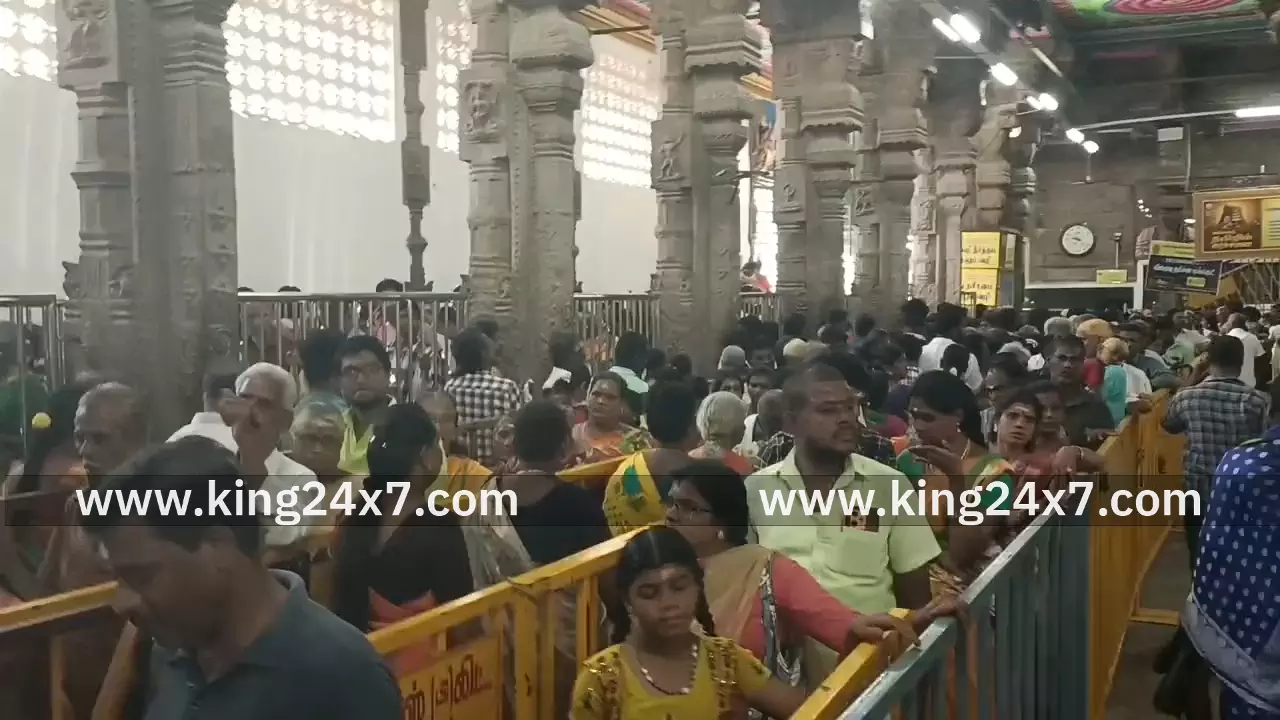 திருப்பரங்குன்றம் கோவிலில் குவிந்த பக்தர்கள் திருப்பரங்குன்றம் கோவிலில் குவிந்த பக்தர்கள்