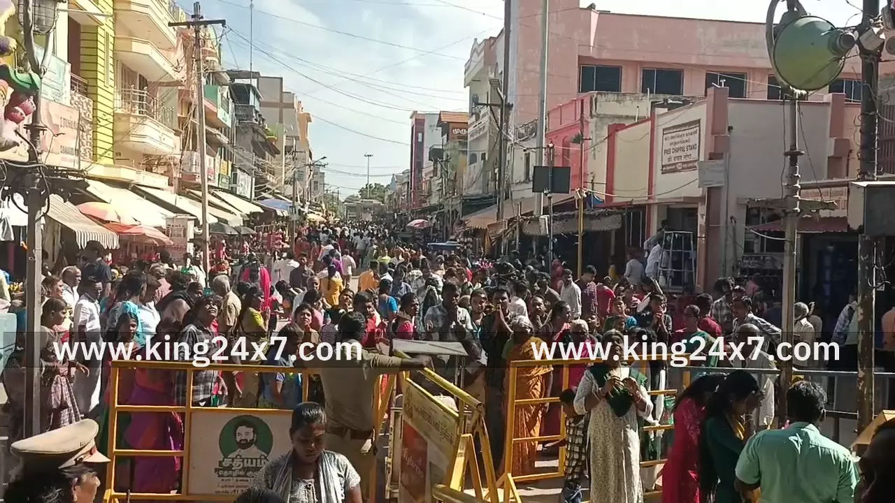 திருப்பரங்குன்றம் கோவிலில் குவிந்த பக்தர்கள் திருப்பரங்குன்றம் கோவிலில் குவிந்த பக்தர்கள்