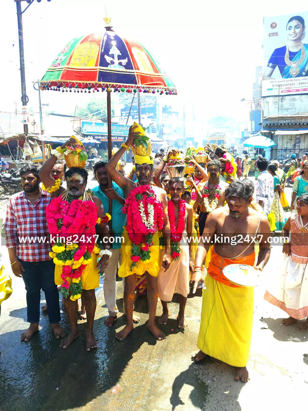 பால்குடம் எடுத்து ஊர்வலமாக வந்த பக்தர்கள்.