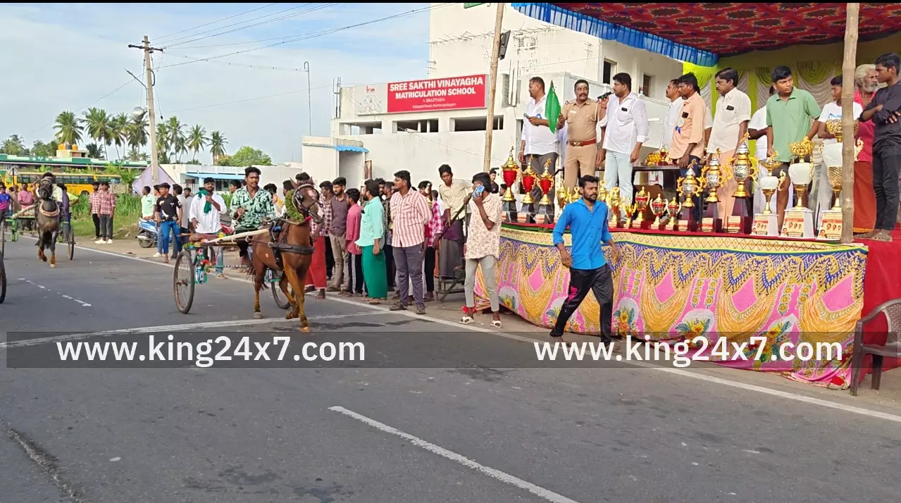 ரேக்ளா போட்டியை துவக்கி வைத்த முன்னாள் அமைச்சர் தங்கமணி இலக்கை நோக்கி சீறிப் பாய்ந்த குதிரைகள் ரேக்ளா போட்டியை துவக்கி வைத்த முன்னாள் அமைச்சர் தங்கமணி இலக்கை நோக்கி சீறிப் பாய்ந்த குதிரைகள்