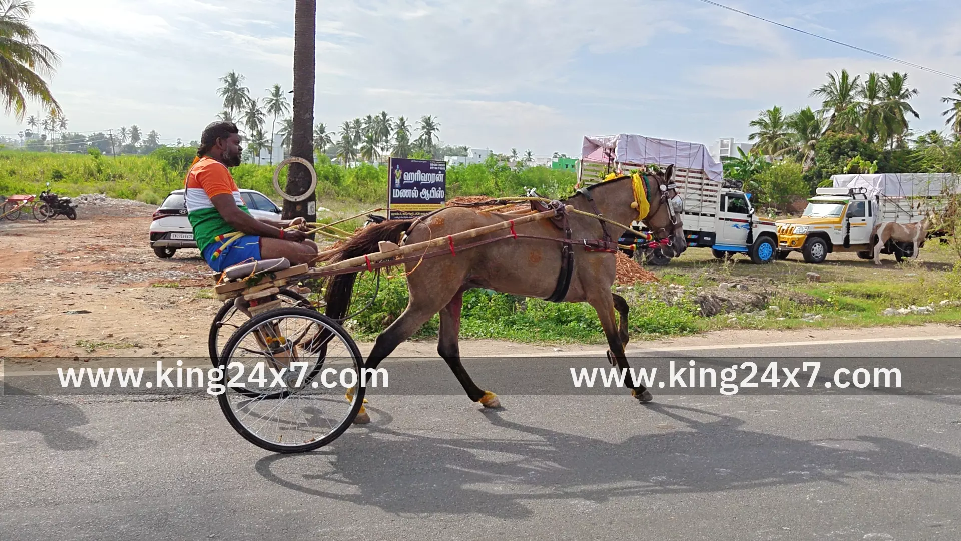 ரேக்ளா போட்டியை துவக்கி வைத்த முன்னாள் அமைச்சர் தங்கமணி இலக்கை நோக்கி சீறிப் பாய்ந்த குதிரைகள் ரேக்ளா போட்டியை துவக்கி வைத்த முன்னாள் அமைச்சர் தங்கமணி இலக்கை நோக்கி சீறிப் பாய்ந்த குதிரைகள்